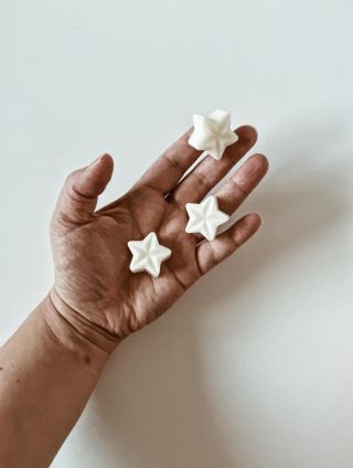 Vánoční kolekce vonných vosků přichází! ✨🎄 Už brzy se můžete těšit na roztomilé hvězdičky, které provoní váš domov kouzlem...